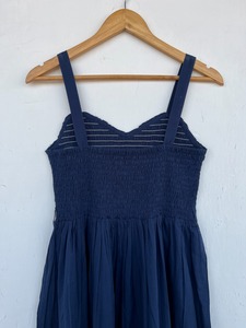 Robe longue en coton smocké bleu marine pour femme avec décolleté cœur, bretelles larges et ourlet à volants, fabriquée en coton indien - Product Image 4