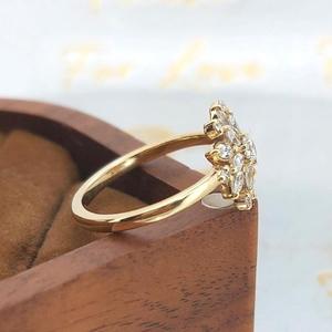 Anillo de Diamantes con Corte Marquesa y Racimo Floral en Oro Amarillo Sólido, Diseño de Halo Radiante, Banda Lisa, Anillo Nupcial Vintage Único - Product Image 2