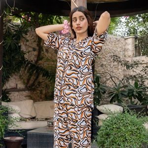 Conjunto de Pijama de Manga Corta con Estampado Abstracto Blanco, Naranja y Negro para Mujer, Camisa con Botones y Pantalones a Juego, Ropa de Dormir Suave, Fabricante Personalizado - Product Image 1