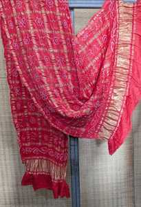 Dupatta Tradicional Hecha a Mano de Seda Gaji Pura con Diseño Bandhani Ghatchola - Product Image 3