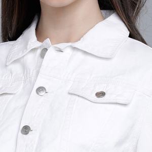 Veste en jean blanche pour femme de haute qualité, style streetwear, avec logo personnalisé, durable, coupe ample, effet déchiré. - Product Image 3