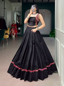 Ensemble Lehenga Choli en coton premium pour femmes avec travail miroir, détails en dentelle Kutchi, pompons faits main et jupe évasée de 5 mètres - Product Image 2