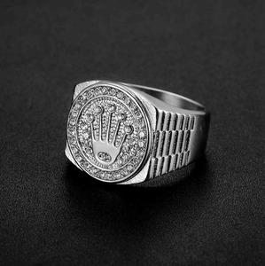 Bague solitaire hip-hop en moissanite de qualité supérieure, sertie de diamants, bijoux de luxe pour homme, idéale pour les soirées et comme cadeau, disponible à la vente. - Product Image 1