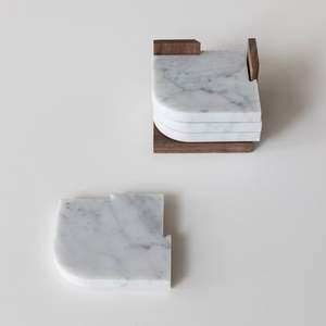 Elegante juego de posavasos cuadrados de mármol para proteger la mesa del comedor y presentar bebidas con estilo. - Product Image 1