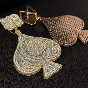 Colgante Unisex de Plata de Ley 925 con Moissanita Deslumbrante, Chapado en Platino, Diseño Baguette Ace, con un Brillo Radiante y Lujoso, Ideal para Regalo - Product Image 2