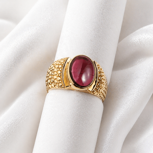 Bague Statement Grenat en Laiton Plaqué Or Faite à la Main, Bande Texturée, Sertissage Clos, Design Audacieux, Bijou Unisexe, Cadeau de Luxe pour Femme - Product Image 4