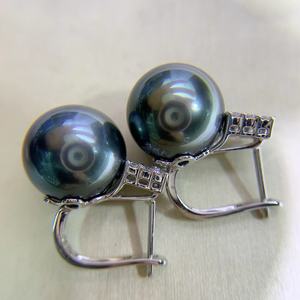 Boucles d'oreilles en or thé ultra-résistantes de 9-10 mm, légèrement défectueuses, texture or riche, complétées par des boucles d'oreilles en perles d'or épais 18 carats offertes - Product Image 3