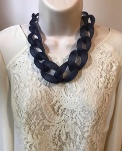 Collar de Resina Grueso y Atrevido con Colores Vibrantes y Patrones Únicos, Perfecto para Destacar - Product Image 2