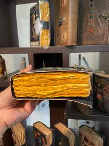 Cuaderno de Tapa Dura de Cuero Azul Hecho a Mano de Alta Calidad - Diario Vintage con Grabado de Mariposa, Papel con Borde Decorativo, 100 Hojas - Product Image 3