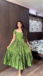 Robe indienne élégante prête-à-porter pour femmes, dernière collection spéciale été, robe en mousseline de Chanderi avec broderie florale - Product Image 2