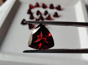 Natural <b>garnet</b> / 9 mm / VSI QUALITY /Mozambique red <b>Garnet</b> / Trillion / Faceted / 2.85 carats - Product Image 4