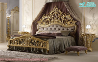 Lit en teck sculpté à la main de style indien traditionnel avec table de chevet finition dorée Nouvelle arrivée Design romantique simple et élégant