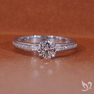 Anillo de compromiso y boda minimalista de lujo en oro blanco de 10K con diamante cultivado en laboratorio de 0.5 quilates, corte delicado, certificado IGI, con banda pavé. - Product Image 1