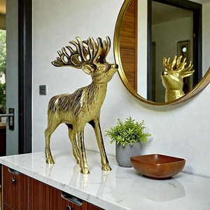 Figurine de renne en or coulé de qualité supérieure - Sculpture de cerf de Noël texturée et détaillée, pièce d'appoint pour les fêtes de luxe - Product Image 3