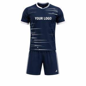 Ensemble d'uniformes de football personnalisés avec maillot d'équipe respirant, short assorti et noms de joueurs personnalisés pour une utilisation professionnelle en club - Product Image 1