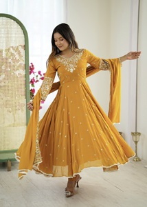 ชุดเดรส Anarkali แบบรอยัลบลูมมิ่ง พร้อมกางเกงและผ้าคลุมไหล่ ประดับเลื่อมสีรุ้ง ปักลายมุก แขนยาว ชุดสำหรับงานเทศกาลและงานพิธีต่างๆ - Product Image 3