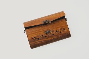 Pochette élégante en bois, faite à la main, à prix abordable, pour femme, idéale pour les soirées, mariages, événements et occasions festives - Product Image 4