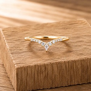 Bague minimaliste empilable en or massif 10K 14K 18K avec diamants de laboratoire de couleur DEF, clarté VS VVS, taille marquise et ronde, et bande incurvée en chevron - Product Image 4
