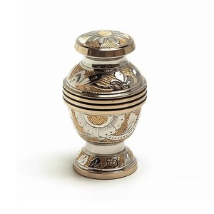 Urne funéraire en métal pour cendres d'adultes, design floral attrayant et mémorable, à prix abordable - Product Image 1