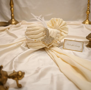 Turban de marié en soie crème royale avec broche Sarpech en cristal et plumes – Vente en gros, fait main, pour mariage - Product Image 2