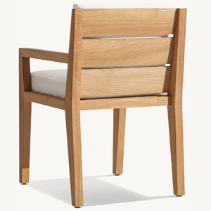 Une chaise longue en teck équipée d'accoudoirs et de coussins en teck doux, au style moderne, adaptée à une utilisation en extérieur. - Product Image 5