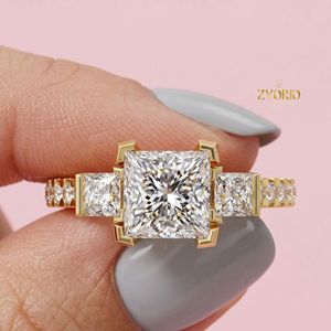 แหวนหมั้นทองคำ 14K ทรงปรินเซสคัท ประดับเพชรสามเม็ด - Product Image 1