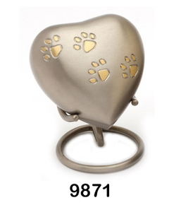 Urne funéraire en laiton en forme de cœur, 5 pouces, couleur or avec patte argentée, pour usage commémoratif, offrant un rangement respectueux des cendres - Product Image 4