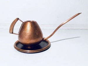 Arrosoir en cuivre à long bec avec poignée en bois et plateau pour plantes d'intérieur, usage décoratif pour balcon, fabriqué à la main en Inde - Product Image 2