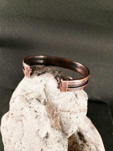 Orain Handicraft Brazalete de Cobre Puro Antiguo Hecho a Mano, Diseño de Doble Banda, Martillado a Mano, Acabado Pulido de Alto Brillo, Rústico y Forjado, Curativo - Product Image 4
