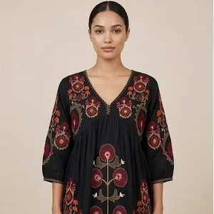 Vestido Mini Holgado de Algodón con Manga Corta y Cuello en V, Diseño Sólido con Detalle Floral y Bolsillos, para Mujer, Informal, para Fiestas - Product Image 1