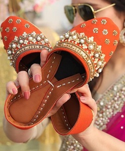 Zapatos Cómodos para Mujer, Khussa Punjabi Jutti, Color Naranja, Bordado Floral, Decorados con Pedrería, Estilo Bailarinas, Punta Cerrada, Forro de Cuero - Product Image 1