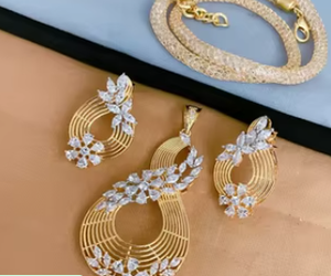 Conjunto de colgante étnico chapado en oro con circonitas, pendientes y cadenas para mujer, ideal para bodas y fiestas. - Product Image 2