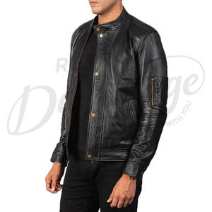 เสื้อแจ็คเก็ตบอมเบอร์หนังแท้สีดำสำหรับผู้ชาย สไตล์สตรีทแฟชั่นทันสมัย ทรงเข้ารูป พร้อมกระเป๋าที่แขนเสื้อ - Product Image 4