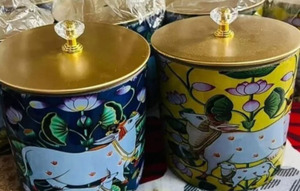 Recipiente Decorativo de Metal Pintado a Mano con Motivo de Vaca Kamdhenu y Flor de Loto, Decoración de Hogar de Lujo - Product Image 3