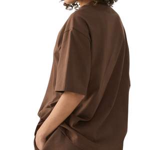 Camiseta Oversize Marrón para Mujer con Logo Personalizado, Hombros Caídos, Algodón, Estilo Urbano, Lisa, Ajuste Holgado, Top Casual, Venta al por Mayor OEM - Product Image 2