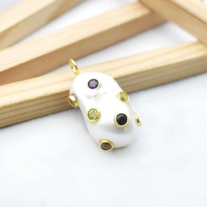 Collier pendentif en perles plaqué or avec pierres précieuses colorées serties en clos, style mignon, unisexe, à porter au quotidien - Product Image 5