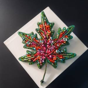 Élégante broche brodée à la main avec perles, motif oiseau, pour les amateurs de mode et les collectionneurs de bijoux faits main, broderie papillon unique - Product Image 2