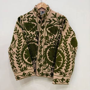 Chaqueta Bordada de Algodón Suzani Beige para Mujer, Patrón Floral Verde Oscuro, Bordado con Hilo, Manga Larga, Estilo Boho Vintage - Product Image 1