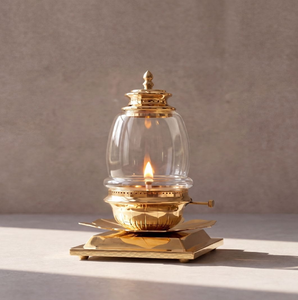 Diya de latón y vidrio Akhand Jyoti con tapa superior con recortes de estrellas para decoración del hogar, la puja y el templo, disponible a precios de mayoreo. - Product Image 4