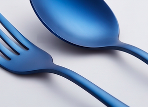 Ensemble de couverts en métal bleu moderne, design minimaliste, finition miroir haute brillance, passe au lave-vaisselle, utilisation pour mariage - Product Image 2