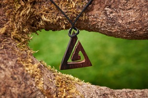 Collier pendentif triangle en bois avec découpe géométrique, finition brun foncé, bijoux en bois faits à la main - Product Image 2