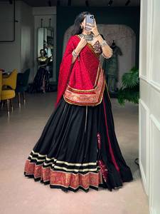 Conjunto de Lehenga Choli listo para usar, especial para Navratri, con bordado Kutchi de diseñador, detalles de encaje jacquard en el borde y tela de rayón. - Product Image 5