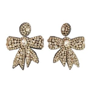 Pendientes colgantes de estilo clásico con forma de lazo para mujer bordados a mano y hechos a mano con diamantes de imitación de cristal del vendedor indio - Product Image 1