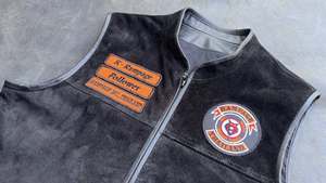 Gilet de motard en daim personnalisé pour homme avec patchs brodés - Product Image 2