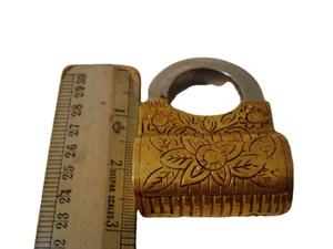 Candado de Latón Grabado de Estilo Antiguo con 2 Llaves, Decorativo y Funcional - Product Image 4