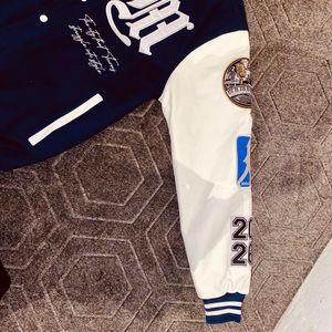Chaqueta universitaria azul y blanca para hombre, estilo Letterman, tipo bomber, con mangas de patchwork y botones. - Product Image 3