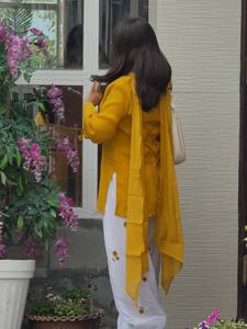 Conjunto Étnico Casual de Dos Piezas para Mujer: Top Amarillo Tejido con Bordado Floral y Cuello Cuadrado Largo, y Pantalones Dhoti - Product Image 6