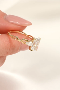 Bague de fiançailles en or massif 18 carats avec diamant taille émeraude et pierres latérales en forme de poire, style romantique pour femme, certifiée IGI - Product Image 3