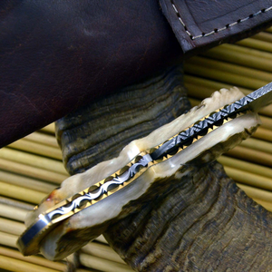 Cuchillo de caza de acero de Damasco con hoja de punta caída, mango de madera y funda de cuero para uso en camping al aire libre. - Product Image 3