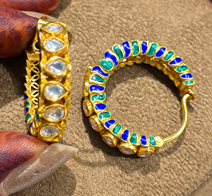 Pendientes de Aro Vintage de Plata Chapada en Oro con Incrustaciones de Cristal Azul Verde Meenakari |   Joyería Tradicional India Hecha a Mano en Jaipur - Product Image 3